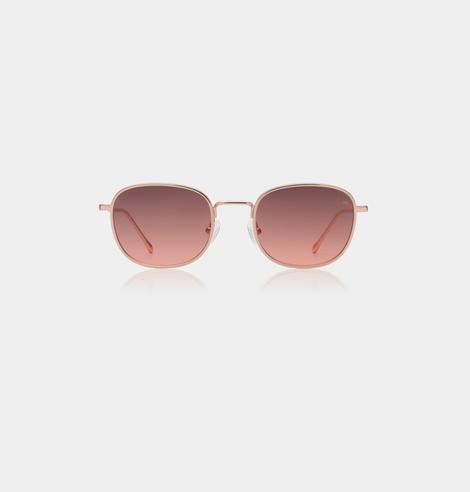 A.Kjaerbede zonnebril model HELLO kleur rose goud met roze lenzen | A.Kjaerbede eyewear style HELLO color rose gold with rose lenses. A.Kjaerbede; Deense design zonnebrillen. AKSUNNIES | sunglasses